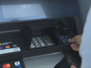 Slovenská banka strhla klientom peniaze. Priznala technickú chybu