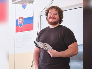 Slovenský učiteľ prekvapil internet. Namiesto bifľovania dátumov učí žiakov myslieť