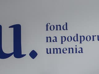 Zamestnanci FPU našli v kanceláriách odpočúvacie zariadenia. Prstom ukazujú na riaditeľa