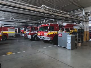 Pripravení musia byť do minúty, v popise práce majú aj posilňovňu. Nazreli sme do zákulisia 24-hodinovej hasičskej služby