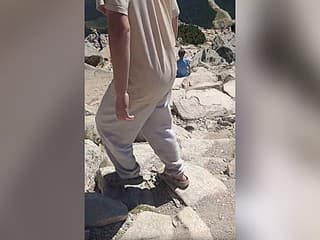 VIDEO: Ďalší turista vyrazil do Tatier v plážových papučiach. Zostup zo skalnatého terénu mu dal zabrať