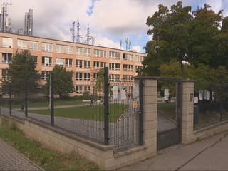 Stovky detí po školskom obede ochoreli. Niektoré skončili v nemocnici, školu museli zatvoriť