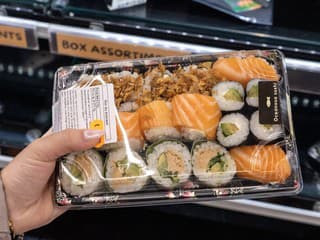 Sushi zo supermarketu môže vyzerať čerstvo. Tieto znaky však prezradia, ako je to naozaj