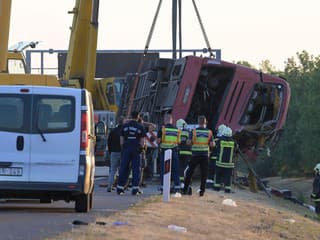 FOTO: Obrovská tragédia na maďarskej diaľnici: Pri nehode poľského autobusu zahynulo najmenej 12 ľudí