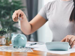 Prvá brigáda aj výplata. Finančný expert radí, ako neurobiť najväčšiu chybu