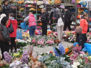 September sa ešte neskončil, no Slováci už nakupujú na Dušičky. Z poľských trhov odchádzajú s plnými taškami