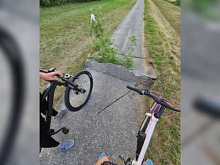 FOTO: Horúčavy „roztrhali“ cestu v Košiciach: Na frekventovanom úseku vznikla nebezpečná prekážka