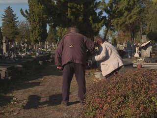 Na Dušičky uľahčujú život mnohým. Na najväčšom cintoríne na Slovensku odvezú seniorov autom až k hrobovému miestu