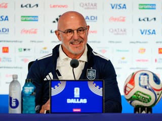 Tréner Španielska poodhalil taktiku na finále, kľúčom bude Messi. S koučom súpera má zaujímavú spojitosť