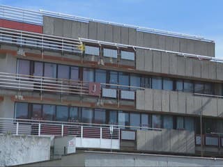 Študentské internáty na Slovensku sa menia na nepoznanie. Kým niektorí bývajú v moderných izbách, inde je situácia horšia