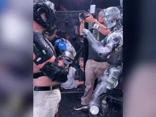 VIDEO: Usporiadali prvý súboj medzi robotom a človekom. Muž nastúpil do klietky proti „Terminátorovi“