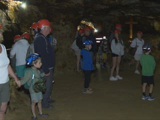 Vonku neúnosné peklo, pod zemou s bundou. Ukážeme vám miesto, kde je len šesť stupňov