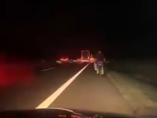 VIDEO: Od tragédie ho delil jeden zlý pohyb. Cyklista išiel v tme priamo po diaľnici D2