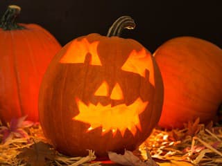 Dušičky a Halloween majú spoločné korene. Ako sa menili tradície spomínania na zosnulých?
