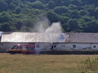 Horúčavy prehriali hangár s 20-tisíc kurčatami. Hasiči bojovali o ich záchranu