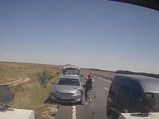 VIDEO: Pomáhal pri poruche, keď ho zrazilo auto. Pracovník odťahovej služby má pre vodičov dôležitý odkaz