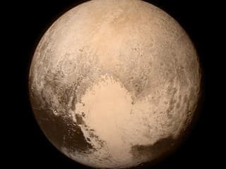 Presne pred 20 rokmi Pluto vyradili zo zoznamu planét. Tému chce medzi vedcov vrátiť šéf NASA