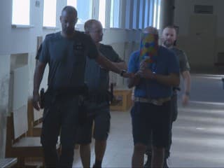 Muž, po ktorom strieľali policajti v Petržalke, sa postavil pred súd. Tvrdí, že pomohol rozbiť drogovú skupinu