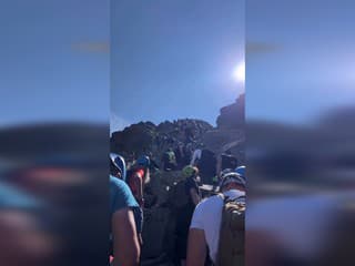VIDEO: Víkend spustil v Tatrách „blázinec“. Ľudia sa tlačili na chodníkoch