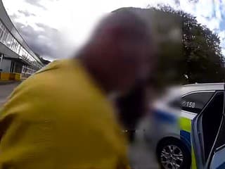 VIDEO: Nahého muža pri detskom ihrisku si všimli deti. Polícia bola na mieste do piatich minút