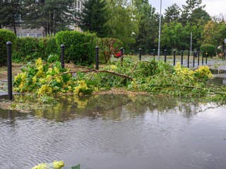 Búrky sa môžu vyskytnúť aj v piatok. Výstrahy platia aj pred vysokými teplotami