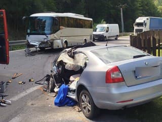 Nehoda ochromila dopravu v Makove. Osobné auto prešlo do protismeru a zrazilo sa s autobusom