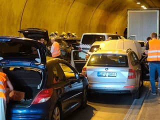 FOTO: Hromadná nehoda v Tuneli Sitina, zrazilo sa až 13 áut a kamión