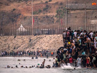 VIDEO: Panika v španielskom meste. Za 24 hodín doň vstúpili desaťtisíce migrantov, miestni sú bezradní. Európa v šoku
