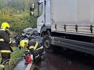 FOTO: Tragická čelná zrážka auta s kamiónom. Vodič nemal šancu prežiť