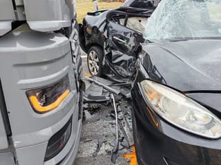 FOTO: Tragická nehoda na juhu Slovenska. Auto po zrážke odhodilo pod nákladiak, mladá vodička neprežila