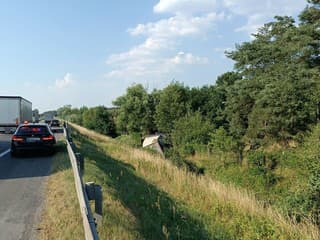 Tragická nehoda na diaľnici v smere do Česka. Nákladiak skončil mimo cesty, vodičovi už nedokázali pomôcť