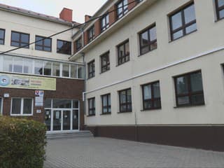 Mal sa nevhodne dotýkať študentov a dávať im návrhy. Učiteľ po zásahu kolegov sedí vo väzbe