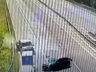VIDEO: Vodič dodávky na D1 vpálil do auta v odbočovacom pruhu. Zrejme sa plne nevenoval šoférovaniu