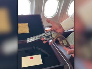 VIDEO: Zo samitu si Pellegrini odnáša jedinečný darček. Erdogan dal lídrom členských krajín NATO revolvery