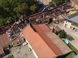 Historické centrum Štúrova zasiahol ničivý požiar. Ratovali obrazy aj klavír, škody narobila i voda