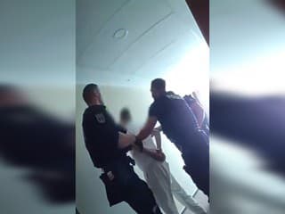 VIDEO: Ozbrojení policajti v hoteli v Trnave. Príkaz „ľahni si“ muž neuposlúchol, bola to chyba