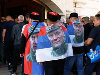Vojnového zločinca odsúdeného za genocídu oslavujú ako národného hrdinu. Na pohreb sa chystajú tisíce ľudí