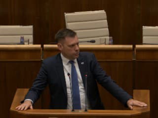 Parlament predradil odvolávanie Tarabu. Za návrh bolo 77 poslancov