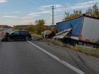 Vážna dopravná nehoda na D2. Vodičov odkláňajú mimo diaľnicu