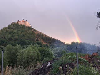 FOTO a VIDEO: Požiar pod hradom Krásna Hôrka. Zásah hasičov komplikovalo počasie