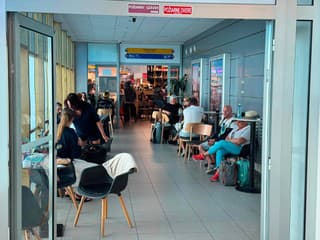 Desiatky dovolenkárov uviazli na košickom letisku. Let do Chorvátska mešká celé hodiny