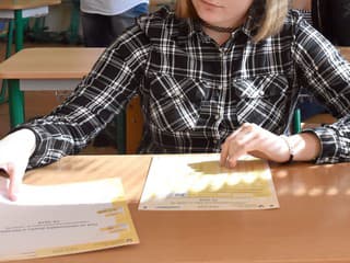 Vedia čítať aj počítať, napriek tomu majú problém. Výsledky PISA ukázali, čo slovenským žiakom robí ťažkosti