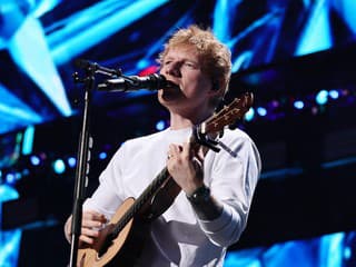 Ed Sheeran zostal bez predskokanov. Po vyradení Macklemora mu postupne odišli všetci