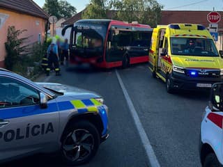 Autobus MHD v Bratislave zrazil chodkyňu. Žena zraneniam na mieste podľahla