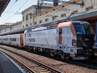 Po zrážke auta s vlakom pri Komárne vlaky nejazdia. Nákladný vlak sa vykoľajil