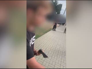 VIDEO: So sekerou čakal pred základnou školou neďaleko Nitry. Deviatakovi sa vyhrážal, že ho zabije