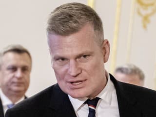 Filip Turek mal nehodu v centre Prahy. Auto patriace nemocnici skončilo na streche, vodič utrpel zranenia