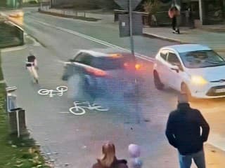 VIDEO: Dievča na kolobežke uniklo smrti o vlások. Vodič sa vyrútil na chodník a zrútil sa z nadjazdu