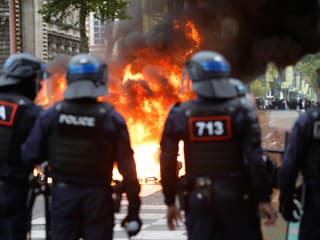 Zablokované vchody, podpálené kontajnery a bitky s políciou. Stovky stredných škôl vo Francúzsku zasiahli protesty