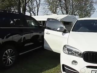 Cyklistu v Čunove zrazil neplnoletý chlapec. Prišiel tam s bielymi kočovníkmi, ktorých sa Slováci boja